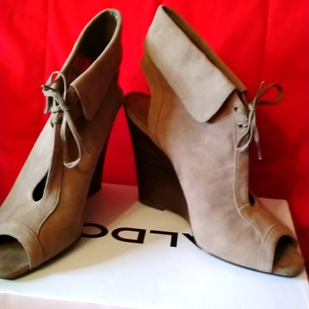 💞Gorgeous Aldo high wedge heeled Camel faux suede open toed tie shoes like new